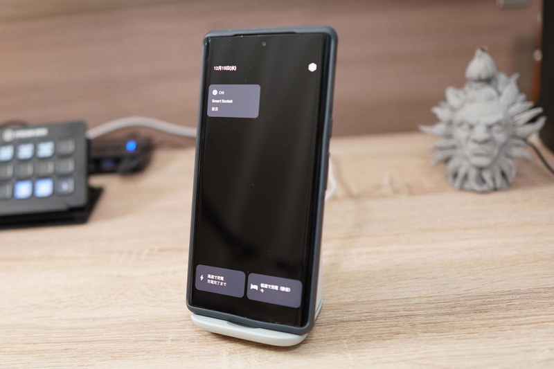 充電中はロック解除せずに、タップでスマートホーム機能のクイックコントロールと、高速充電/低速充電切り替えを制御できる