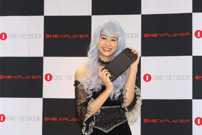 ONEXPLAYER miniを手にする竹内佳菜子さん