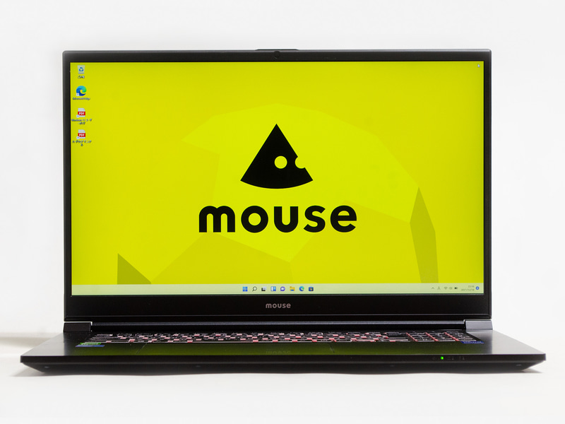 前面。パネル中央上にWebカメラ。上左右のフチは結構狭い