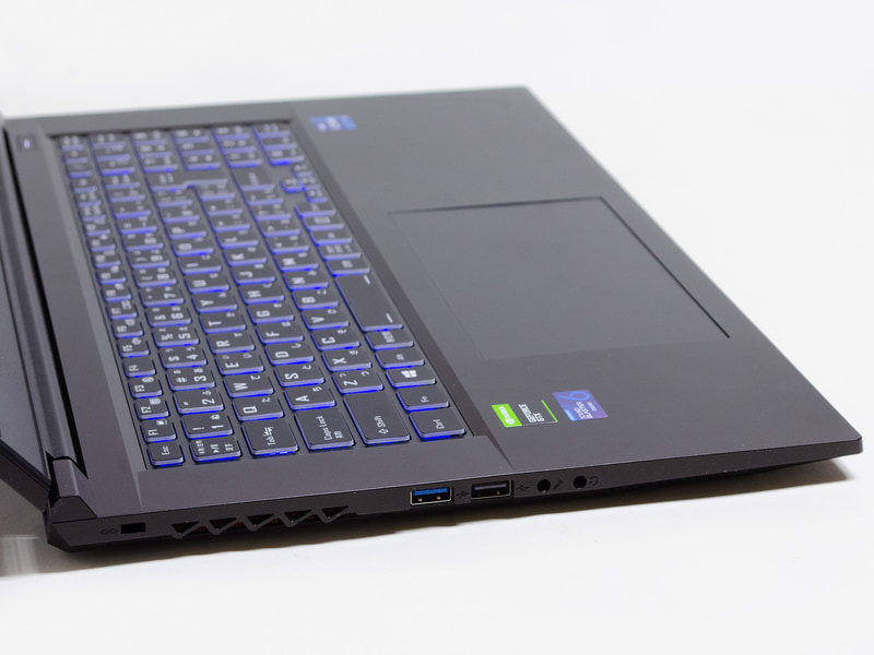 左。USB 3.0 Type-A、USB 2.0 Type-A、音声入出力