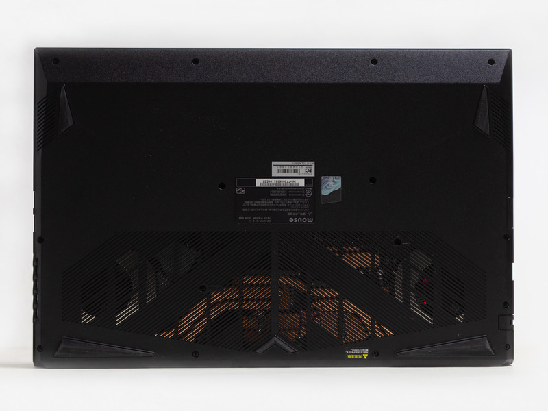 裏。前後左右にゴム足。本体を傾けるような機構はない。手前左右にスピーカー