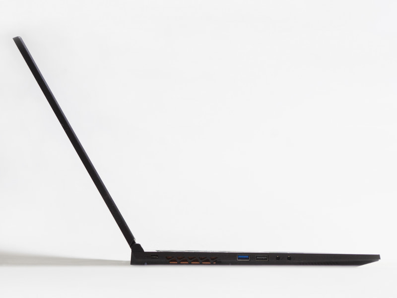 横から。USB Type-Aのコネクタからもわかるように結構スリム。この関係でGigabit Ethernetコネクタの下が少し開く仕掛けになっている