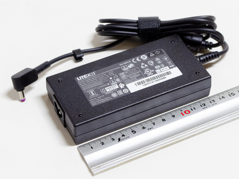 ACアダプタのサイズは約130×65×25mm(幅×奥行き×高さ)、重量356g、出力19.5V/6.15A