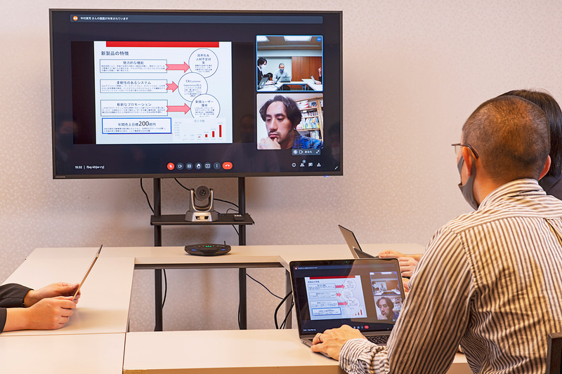 手元のノートPCの画面では読み取りにくい小さな文字も、大型4Kディスプレイなら会議室の全員が見やすい