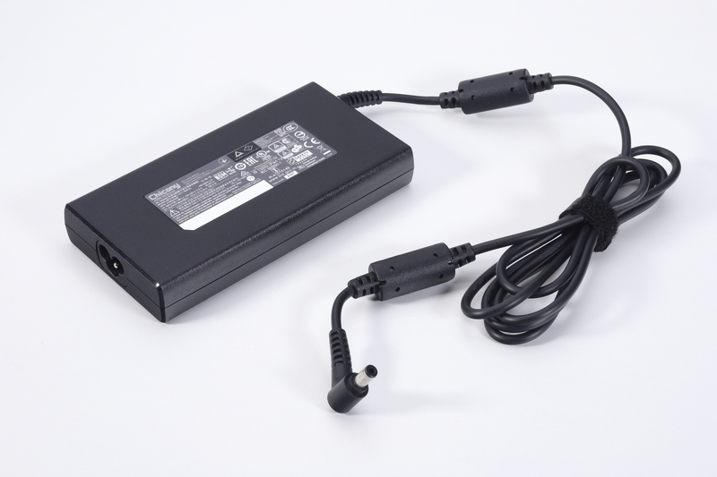 G-Tune E7付属のACアダプタ。