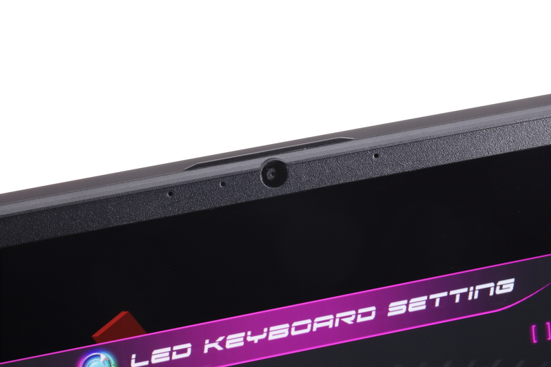 ディスプレイ上部にはWebカメラ(100万画素)が配置されている