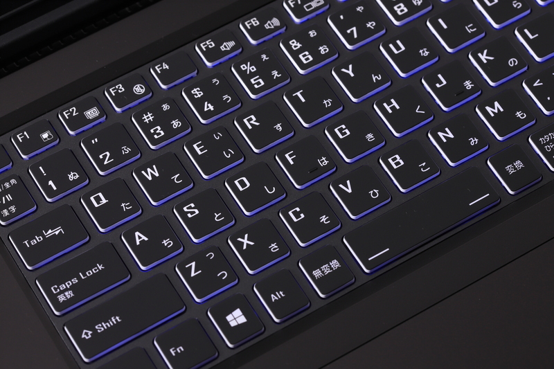 キーボードはRGB LEDバックライトを備えている
