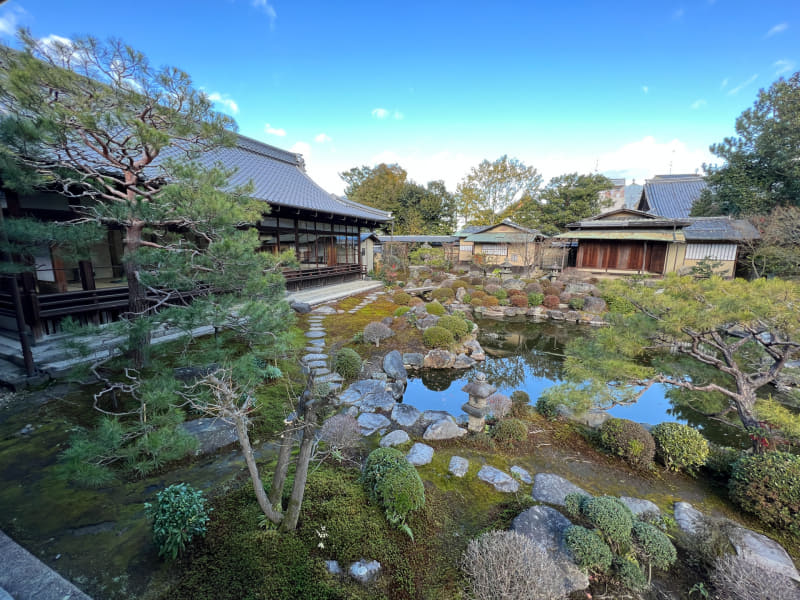 建仁寺の庭園、左に見える建物が大書院