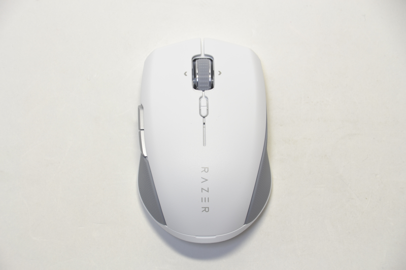 ホワイトを基調とした本体カラー。実用性重視のデザインだ