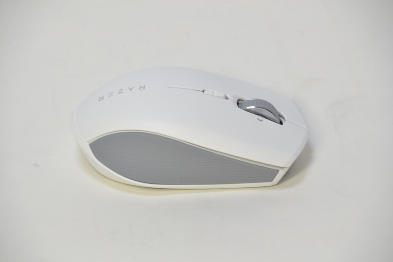 右側面。ボタンはなくラバーのみ