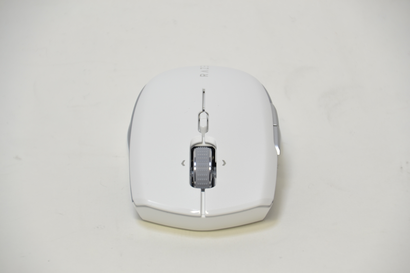 前部。ボタンや端子類はない