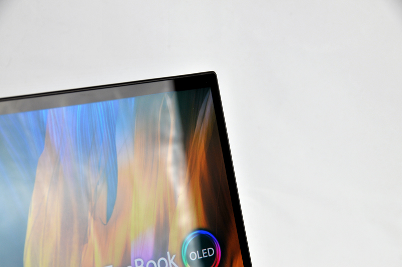 画面の表面はスペック表では光沢だが実際はハーフ光沢といった見た目。映り込みは自分の後ろに光源があると激しいが、そうでない場合はそれ程気にならないレベルだ