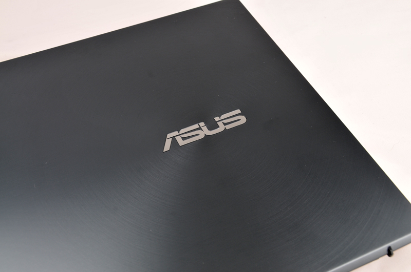 天板はASUSロゴを中心にスピン加工が施されており、斜めから見ると繊細な線が見えて高級感がある
