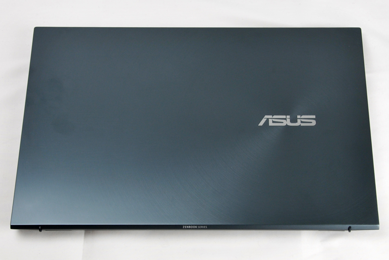 これは本体の後ろの方から写した写真。全体に金属の塊感が強いデザインで武骨さもありカッコいい