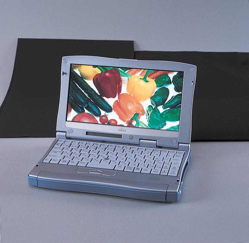 2000年に発売された初代 FMV BIBLO LOOX