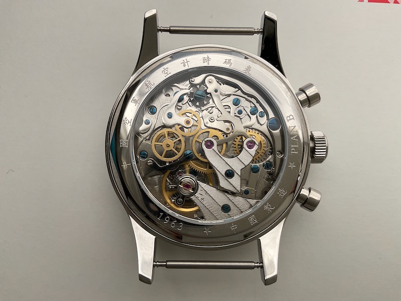 裏の機械部分を見ると、人造サファイアが7個見える