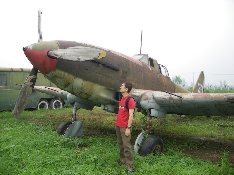 大学生には軍事教練があるお国柄。軍事に対するタブー感があまりなくモノとして楽しむ文化がある