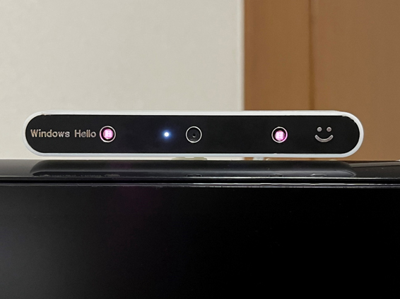 顔認証中は左右のIRセンサーがピカピカと光る