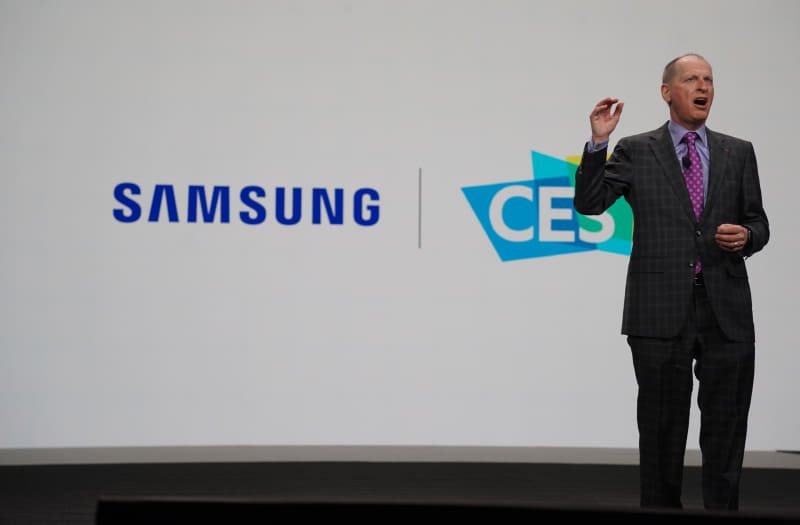 ハン氏を紹介するCESの主催者CTA 会長 ゲアリー・シャピーロ氏