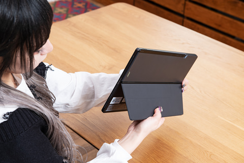 元アイドルのスマホ女子にタブレットPCを使ってもらった。有機ELで9万