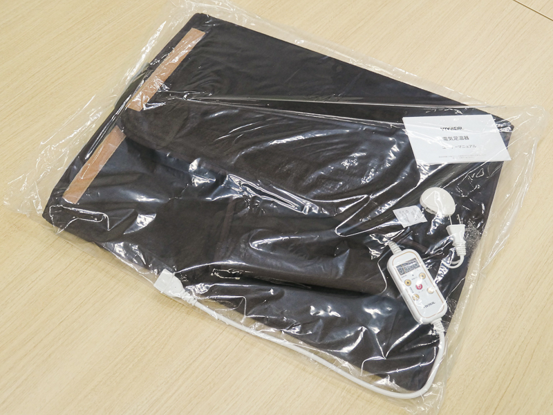 箱から出したところ。説明書が付属する