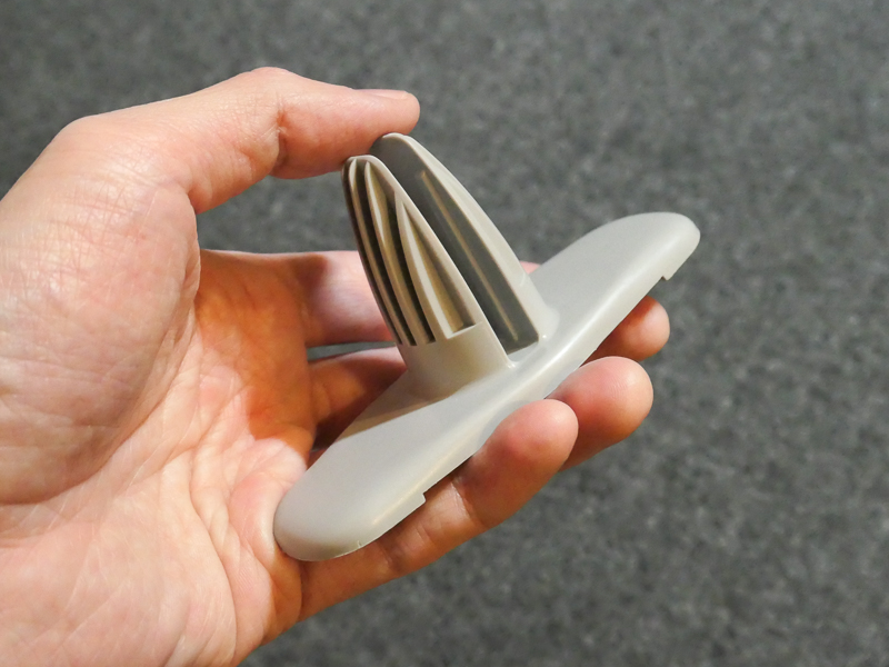 付属のスタンド。パネルを差し込むだけ