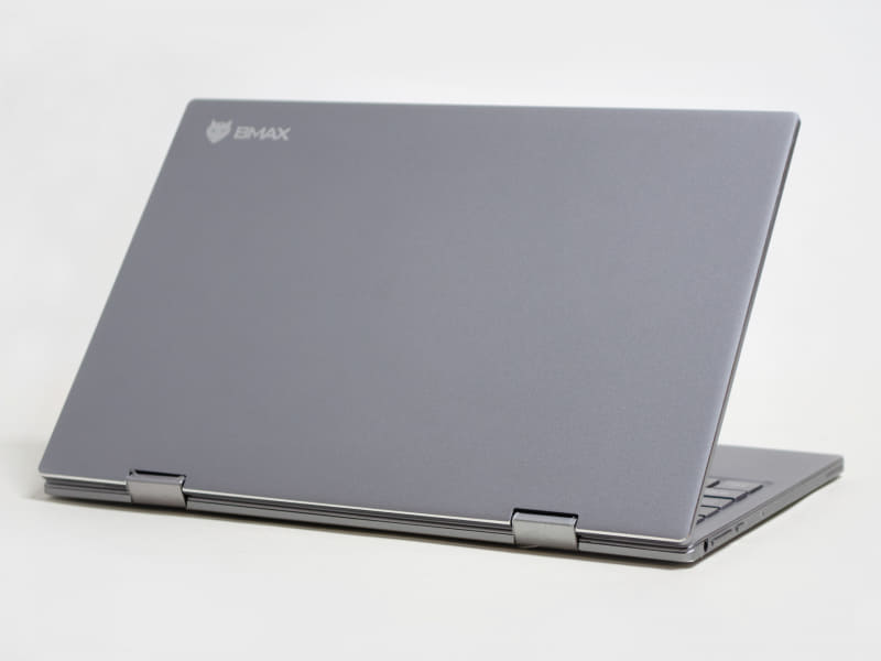 斜め後ろから。フルメタルのスペースグレイでなかなかカッコいい