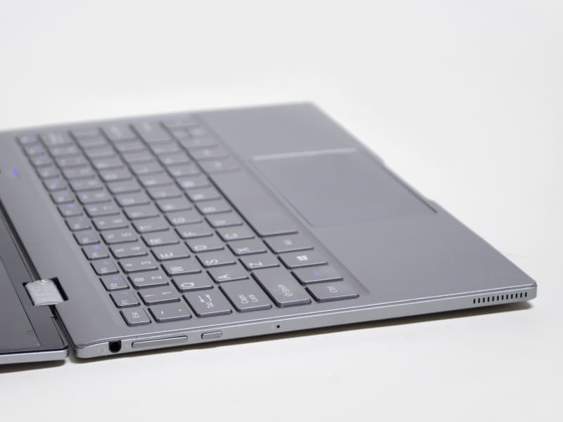 左側面。3.5mmジャック、音量±ボタン、電源ボタン、小さい穴がマイクL、スピーカーL