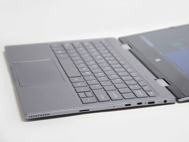 右側面。電源入力、Type-C、Micro HDMI、マイクR、Micro USB、SDカードスロット、スピーカーR