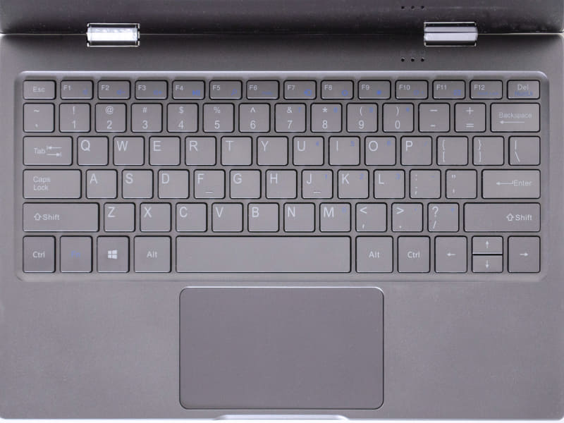 キーボードはテンキーなしのUS配列。キートップがグレイに刻印が白なので見にくい(青のファンクションは更に見にくい)。タッチパッドはボタンのないプレート型
