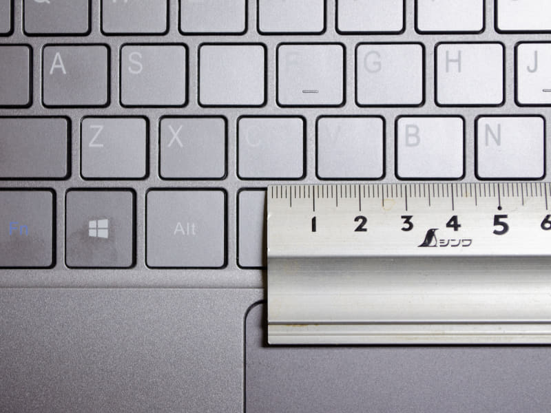 キーピッチは実測で約17mm(+α)。JIS配列でこのサイズだと確実に何処かが破綻するが、US配列なので綺麗に収まっている