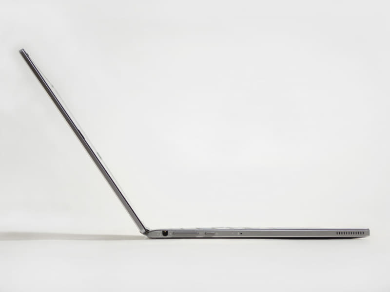 横から。3.5mmジャックのサイズから分かるようにかなりスリム