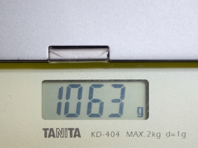 重量は実測で1,063g