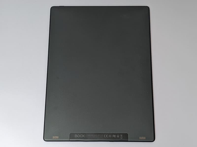 背面は、下部にスピーカー2基を備えるほかは全体的にすっきりとしている