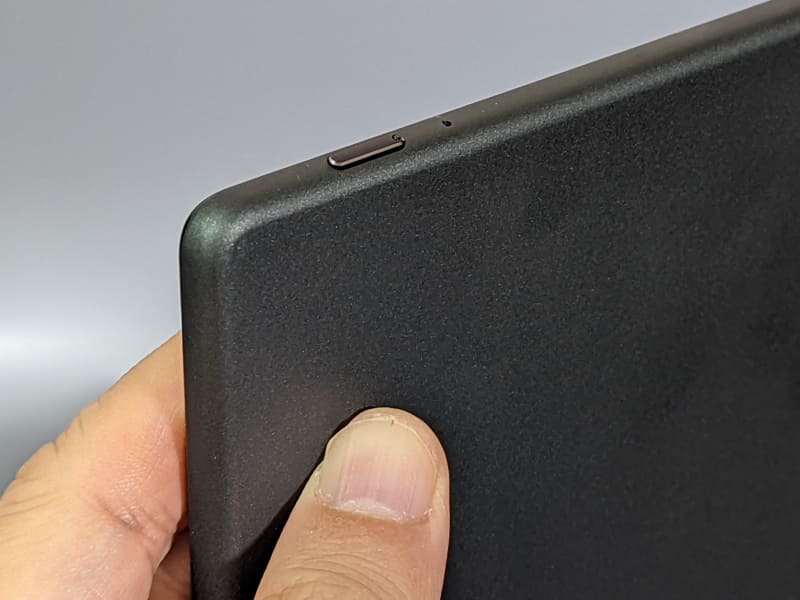 電源ボタンは本体右上にある。ちなみに両側面にはなにもない