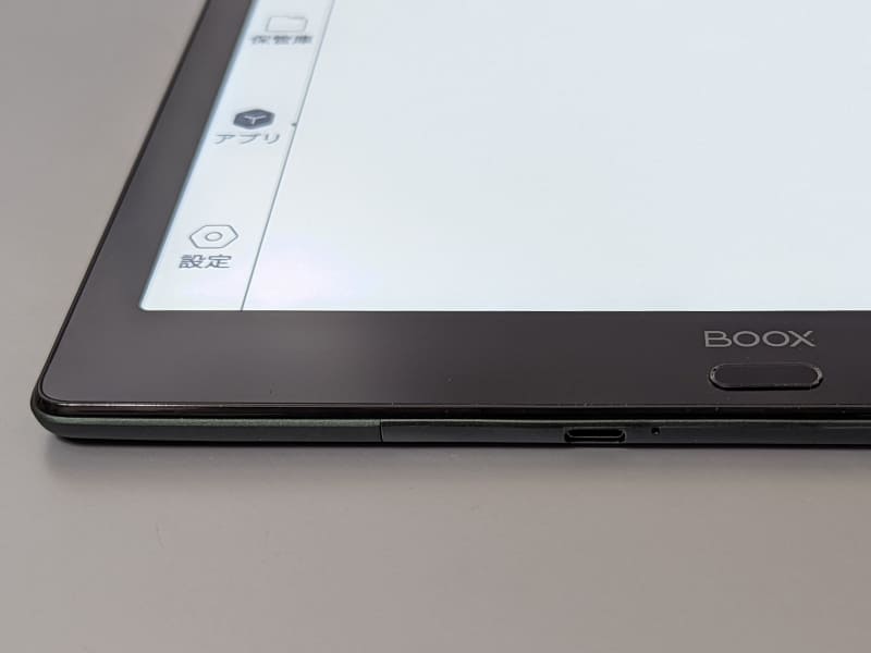 底面にあるUSB Type-Cポートは中央からやや左にずれた位置にある。ボタンと干渉させないためだろうか