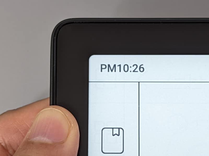 ベゼル幅は左右および上ともに13mm。やや手の脂がつきやすいのが気になる