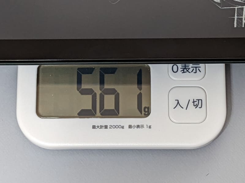 重量は従来モデルの実測581gに対して実測561gと20g軽くなっているのだが、手に持った時に劇的に「軽い！」という感動はない