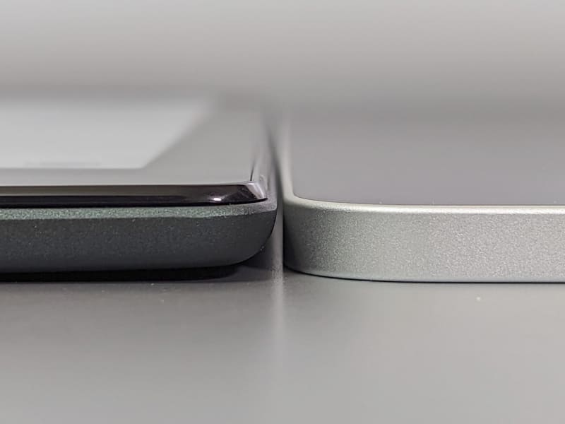 12.9インチiPad Pro(右)との厚みの比較。本製品のほうがやや厚い