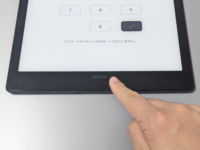 指紋認証のセンサーは画面下にあるボタンに埋め込まれている。指紋は複数登録できるが、認識率はお世辞にも高くない