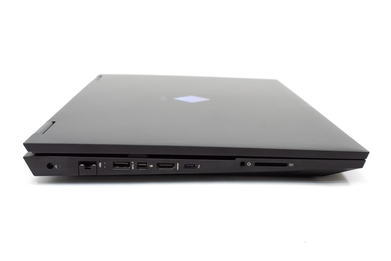 インターフェイス類はほぼ左側面にまとめられている。Thunderbolt 4ポートや映像出力端子のほか、Gigabit EthernetやSDカードスロットも用意