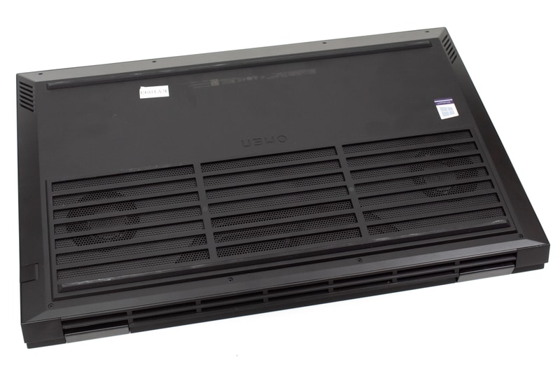 底面は冷却のため大きくスリットが開けられており、内部には吸気用のデュアルファンが確認できる