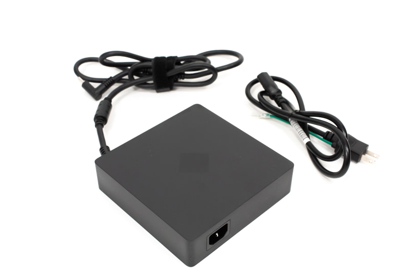 ハイパワーゲーミングノートPCならではの大型ACアダプタ。重量は実測で1.2kg程度だった