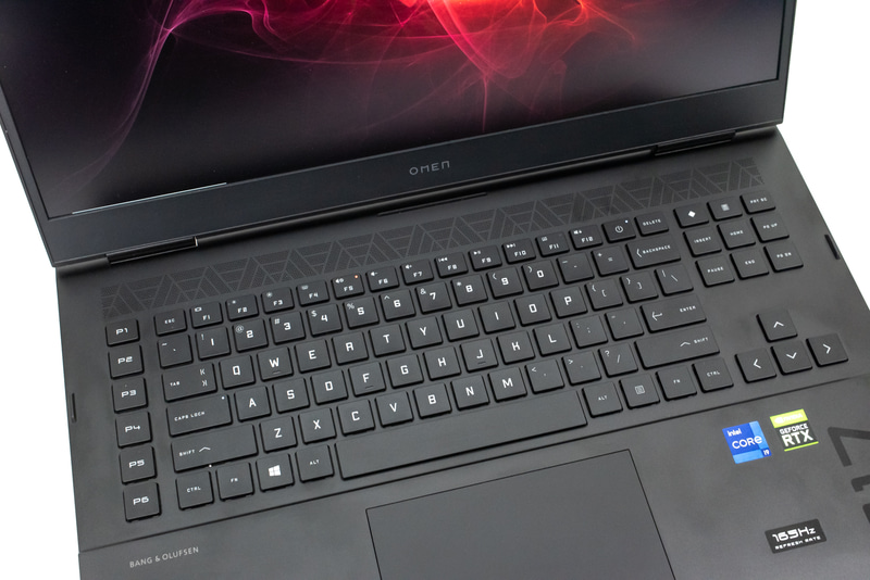 テンキーがないぶんレイアウトは比較的ゆったりとしており、方向キーは独立している。ゲームタイトルによっては利用頻度が高くなるための配慮だろう