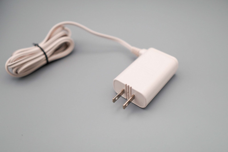 付属の電源アダプタ