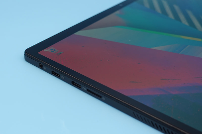 本体左側面上部にヘッドフォン/マイクコンボジャック、USB 3.1 Type-C×2ポート、microSDXCカードスロット