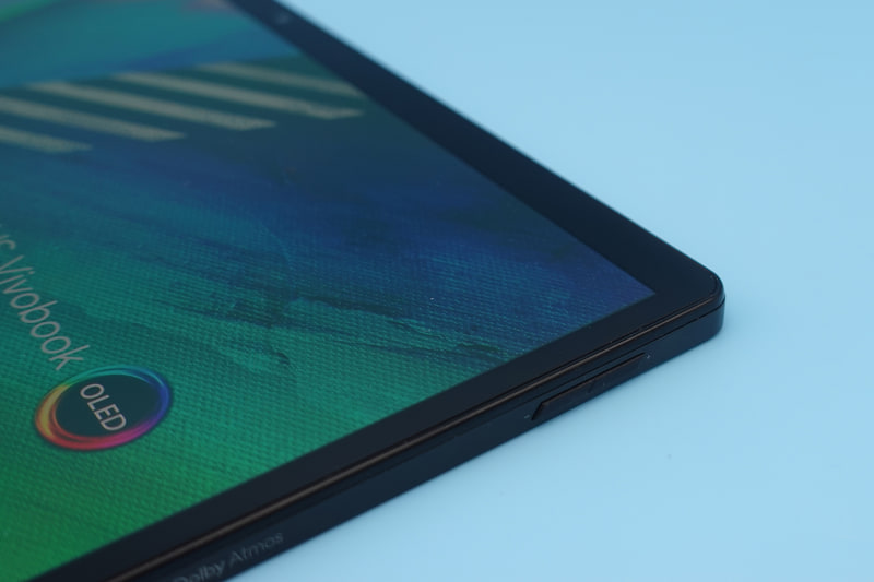 本体右側面上部には音量ボタン