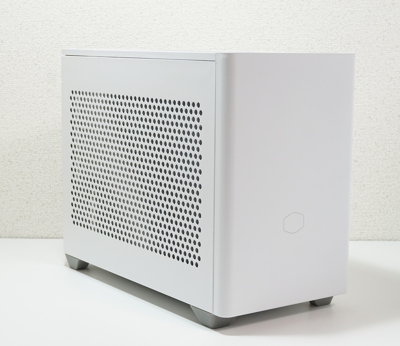 AMDの作例では、Mini-ITX対応の「NR200P」をPCケースとして選択し、小型のゲーミングPCを作った