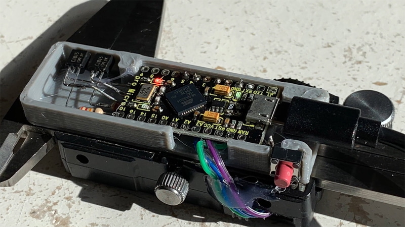 デジタルノギスの裏面には3Dプリンタで作ったと思われるケースを装備。中にはPro Microなどが組み込んである