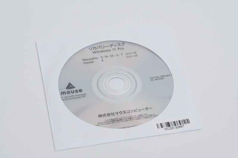 OSは、Windows 11 Proのダウンロード権を利用してWindows 10 Proがプリインストールされており、パッケージにはWindows 11のリカバリDVD-ROMが付属する